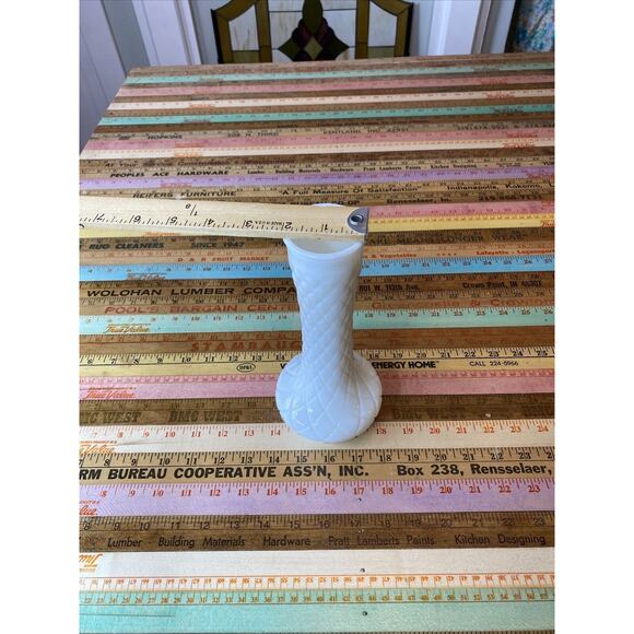 Hoosier Quilted Criss Cross Pattern Milk Glass Vase 4093 - Picture 8 of 8
